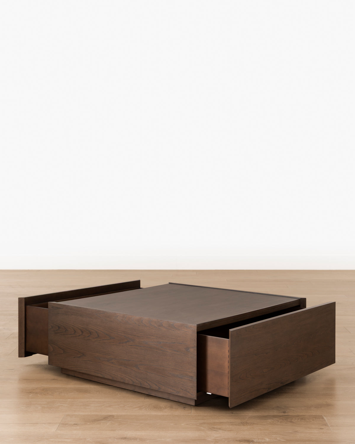 Table basse en bois moderne avec tiroirs de rangement coulissants et lignes épurées pour salon