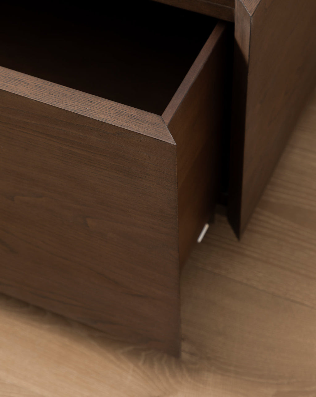 Table basse en bois moderne avec tiroirs de rangement coulissants et lignes épurées pour salon