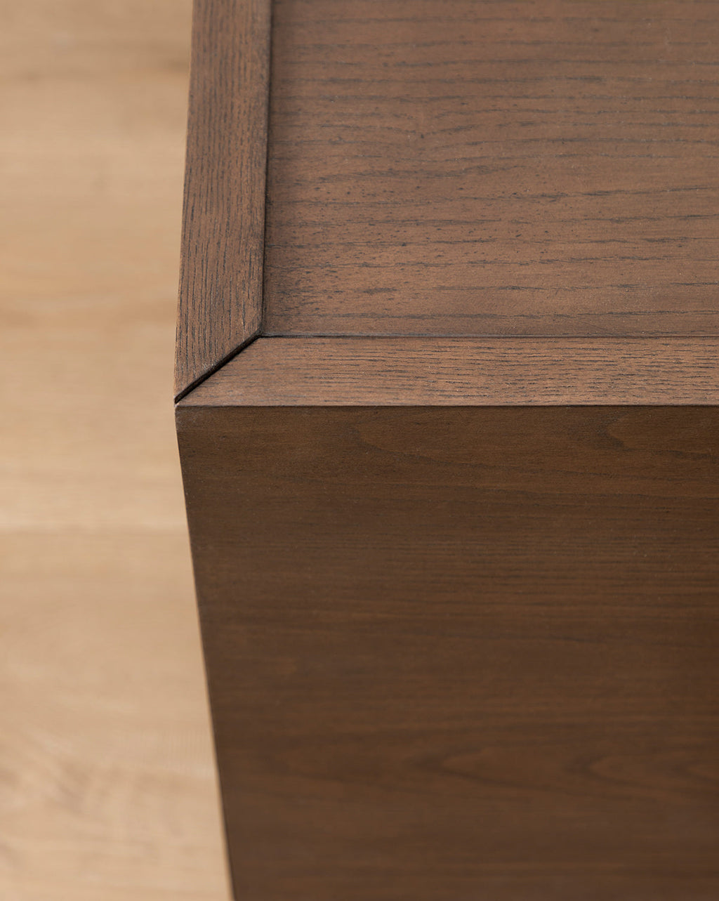 Table basse en bois moderne avec tiroirs de rangement coulissants et lignes épurées pour salon