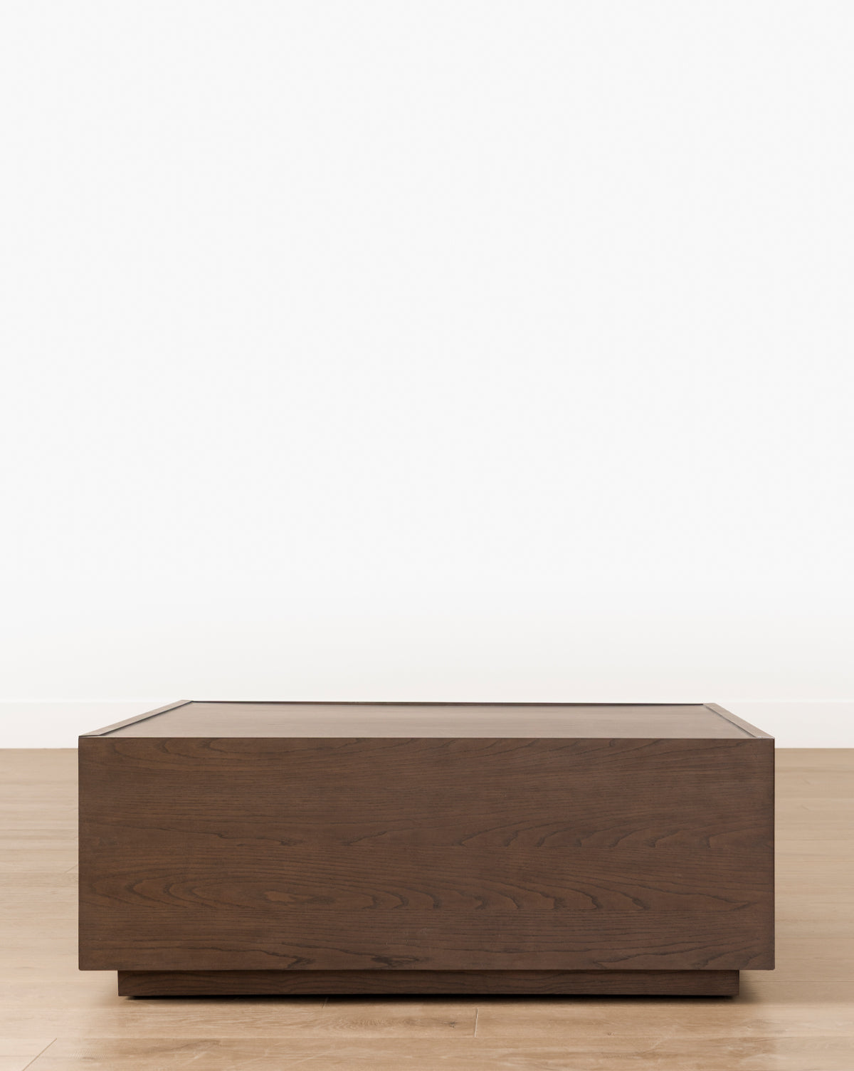 Table basse en bois moderne avec tiroirs de rangement coulissants et lignes épurées pour salon