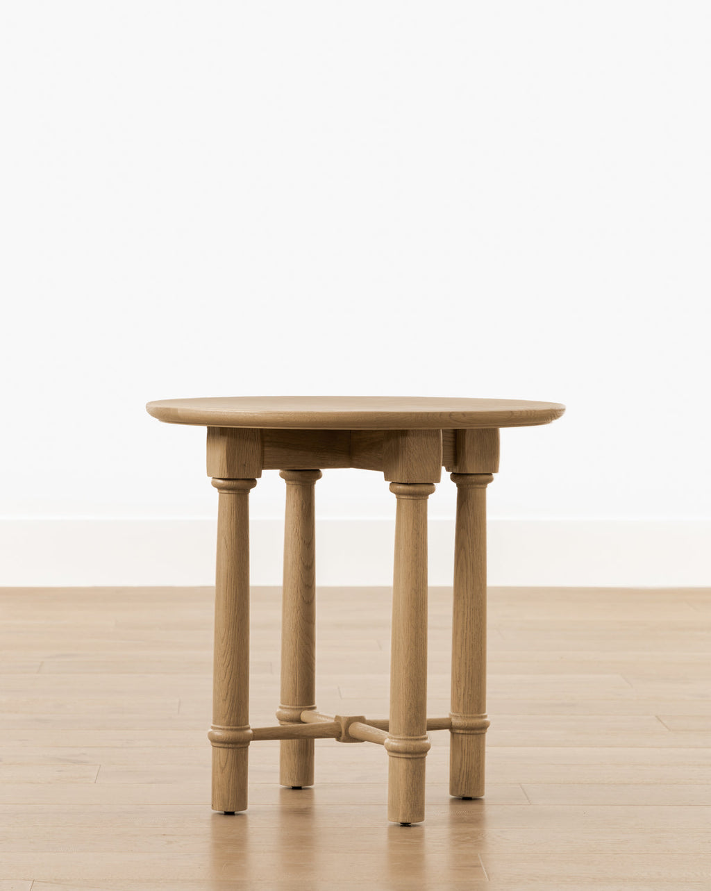 Table d'appoint moderne en bois au design audacieux pour le salon