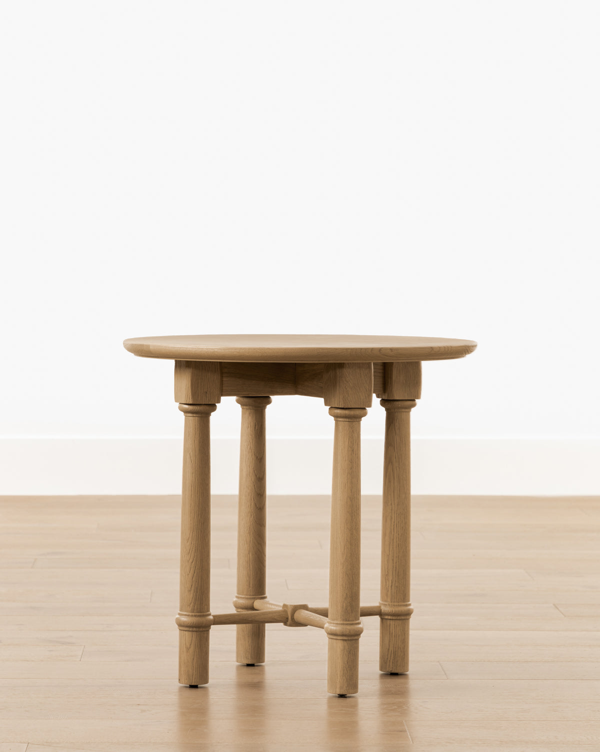 Table d'appoint moderne en bois au design audacieux pour le salon