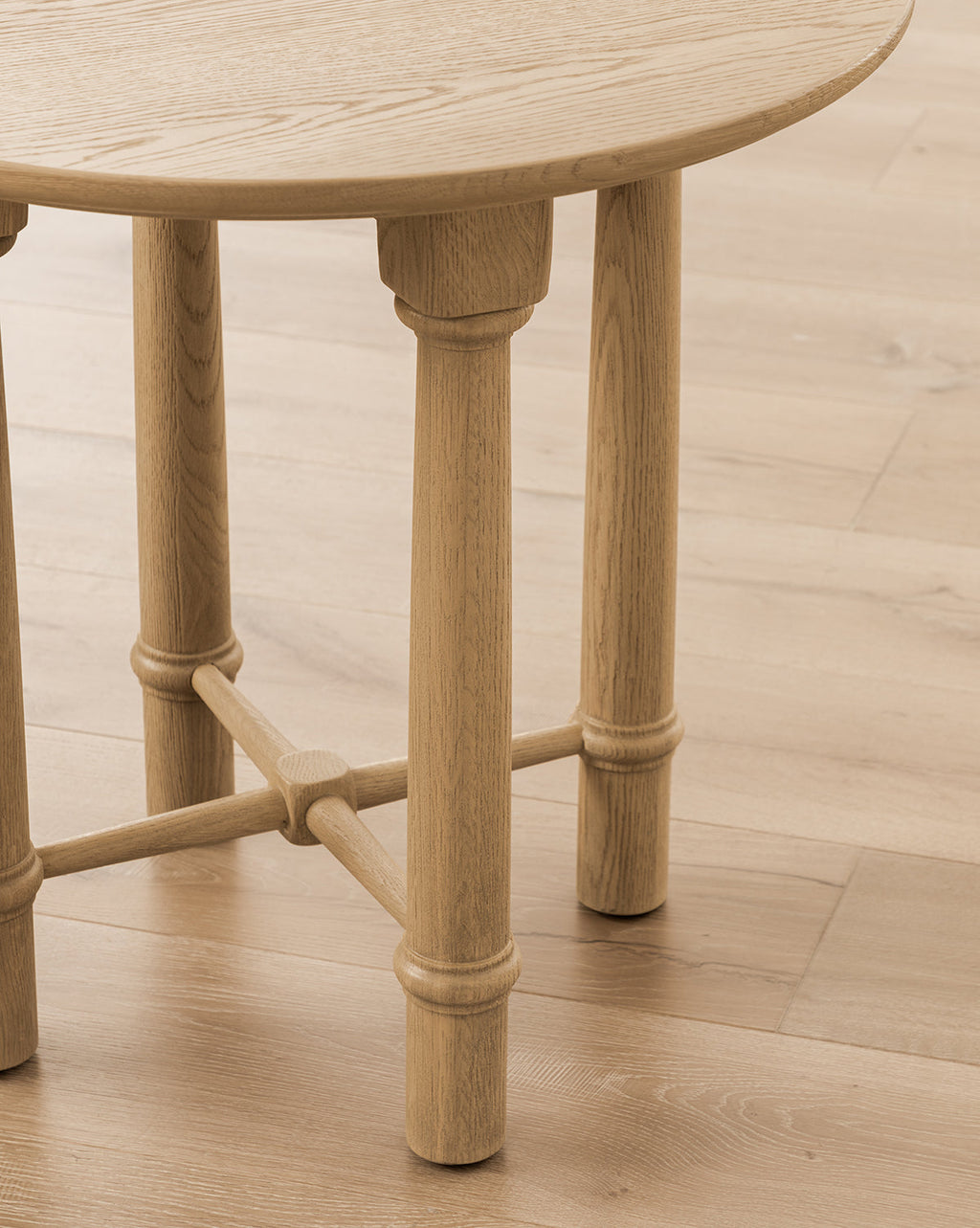 Table d'appoint moderne en bois au design audacieux pour le salon