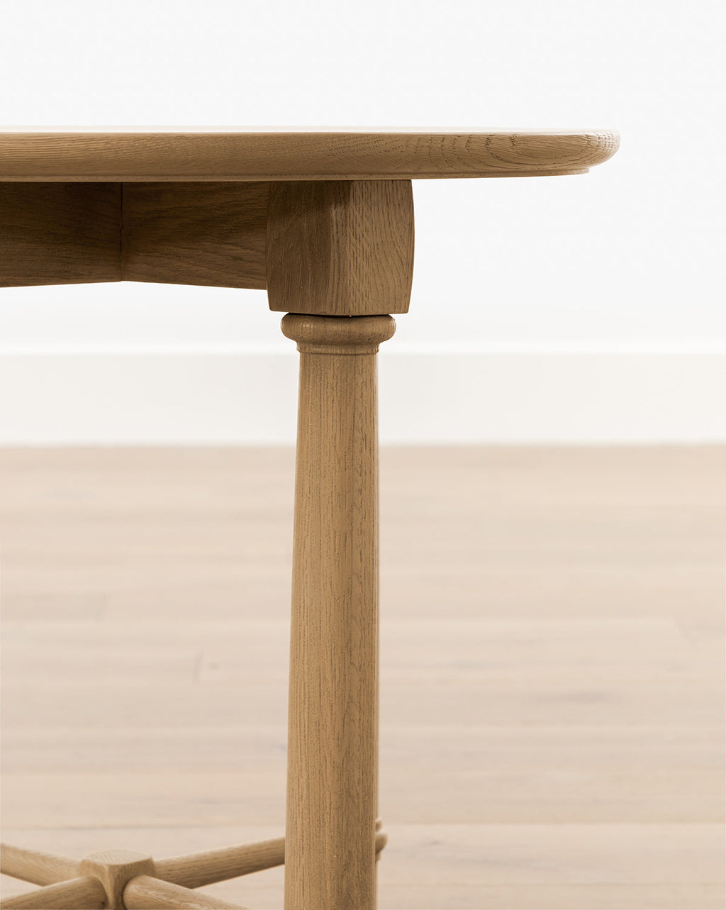 Table d'appoint moderne en bois au design audacieux pour le salon