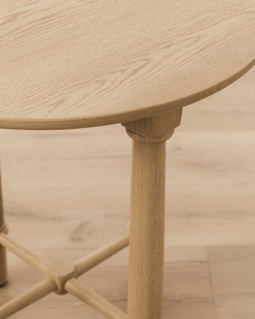 Table d'appoint moderne en bois au design audacieux pour le salon