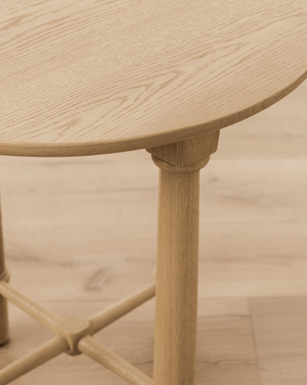Table d'appoint moderne en bois au design audacieux pour le salon
