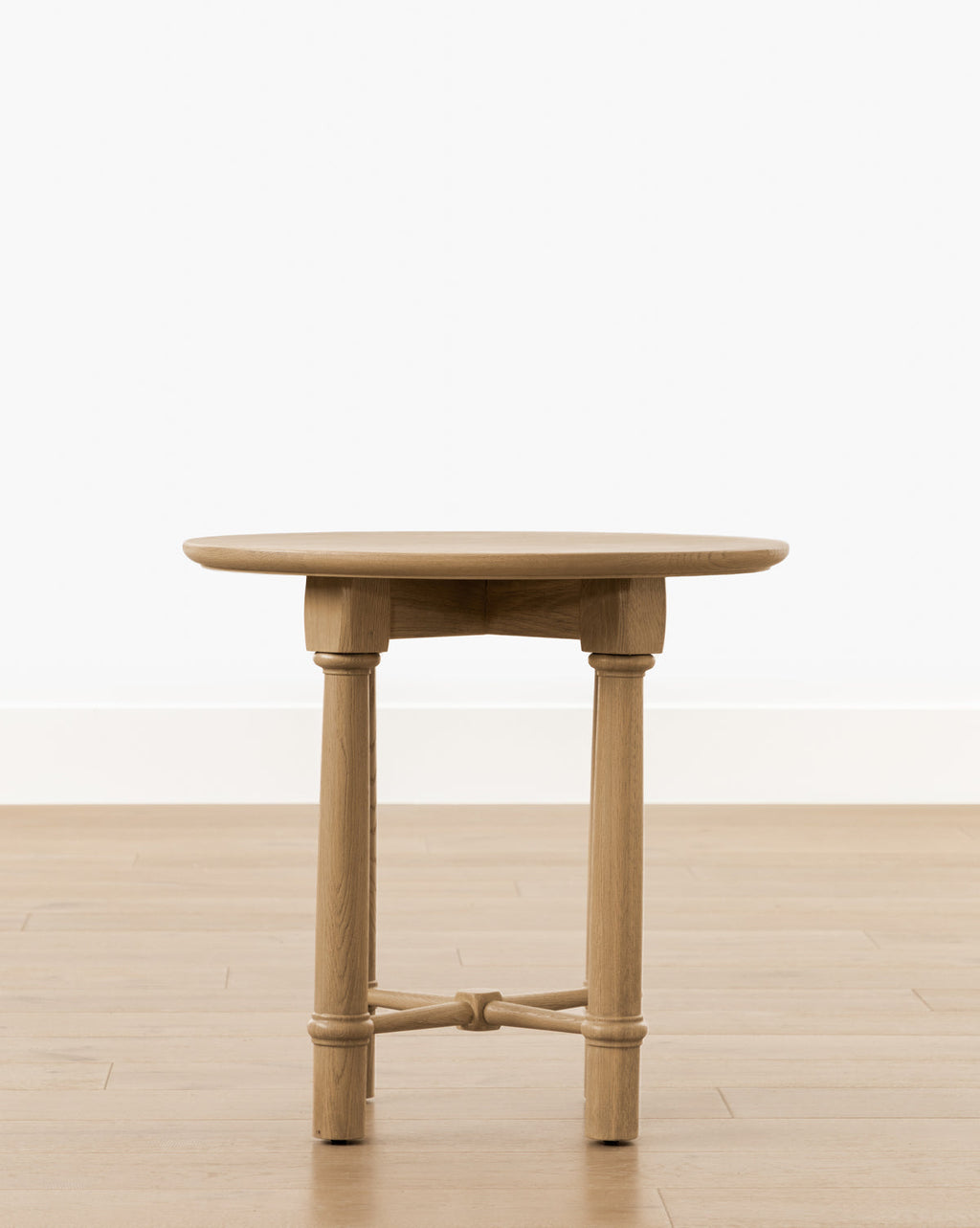 Table d'appoint moderne en bois au design audacieux pour le salon