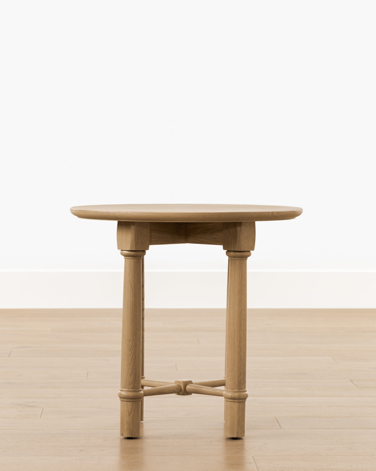 Table d'appoint moderne en bois au design audacieux pour le salon