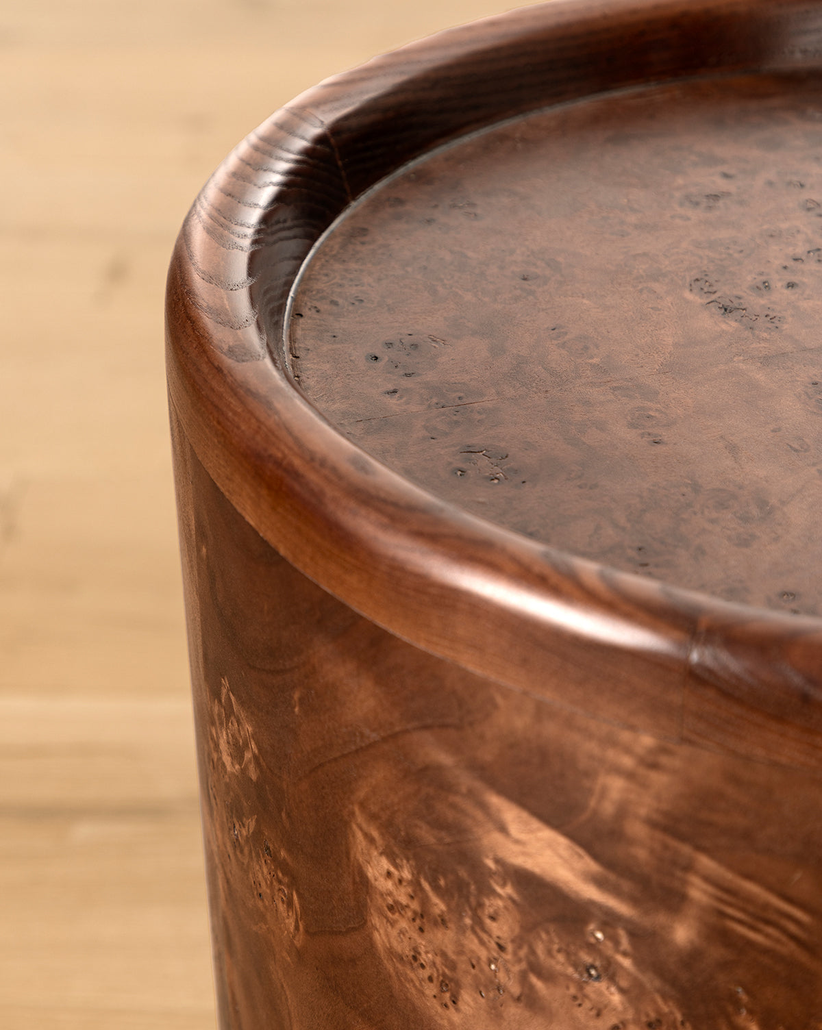 Table d'appoint en bois de ronce organique avec grain naturel pour salon