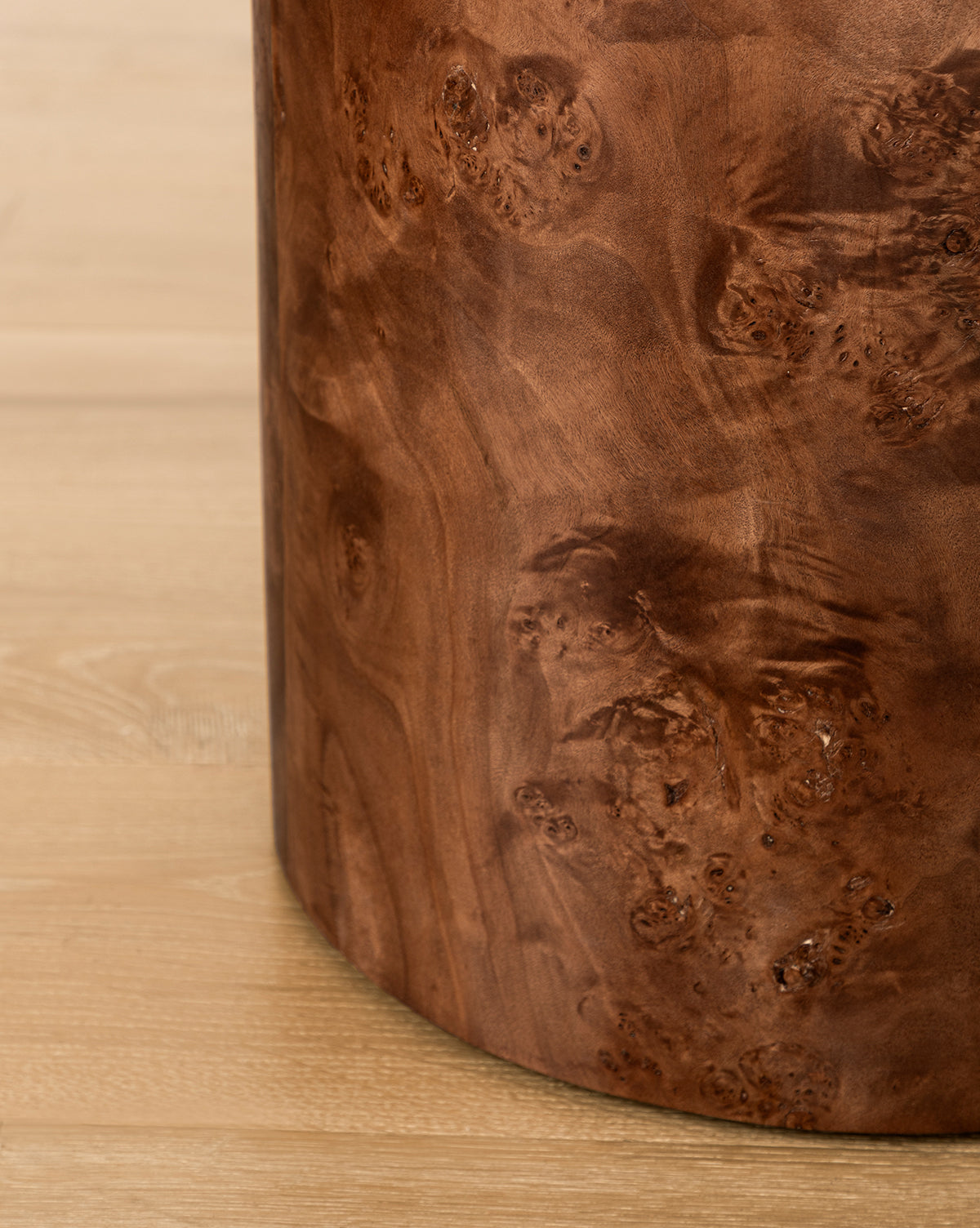 Table d'appoint en bois de ronce organique avec grain naturel pour salon