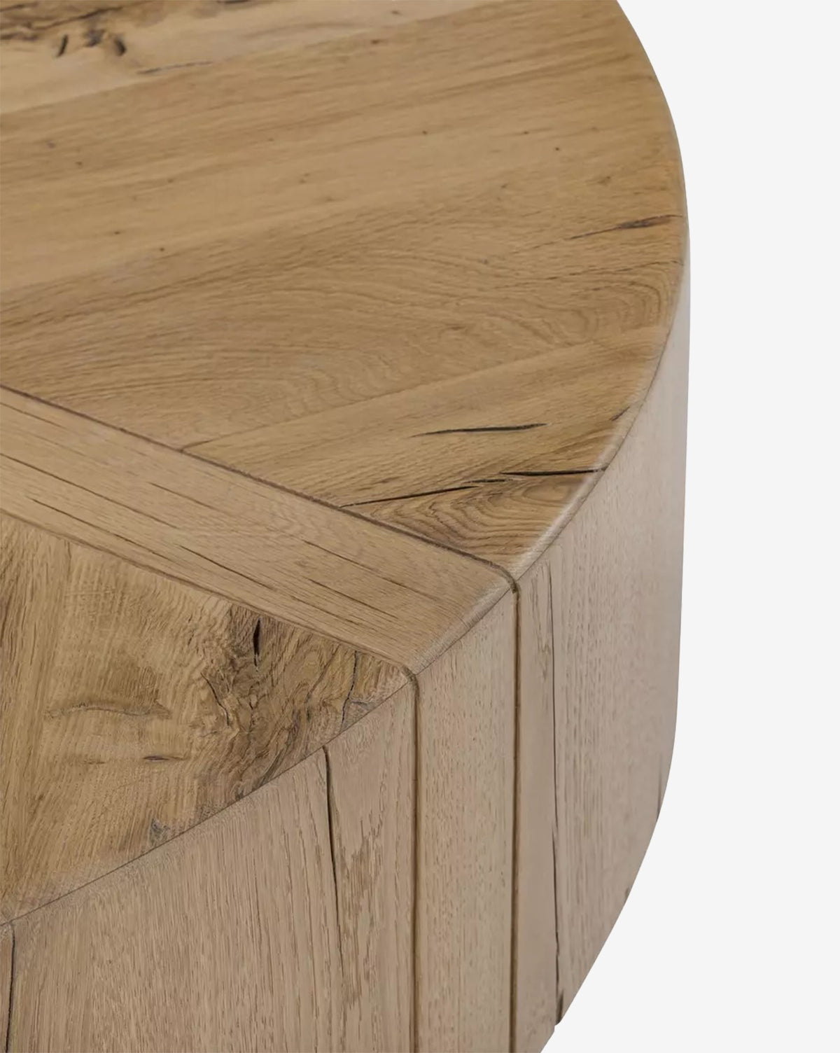 Table basse ronde moderne en chêne avec matériaux naturels et forme contemporaine pour le salon