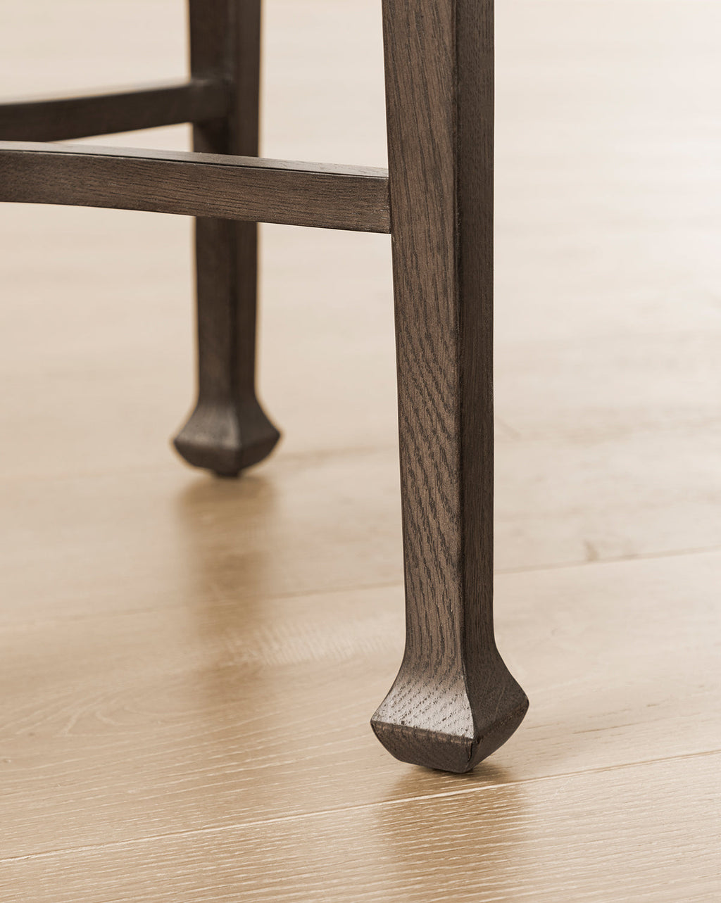 Guéridon moderne en bois au design polyvalent pour le salon