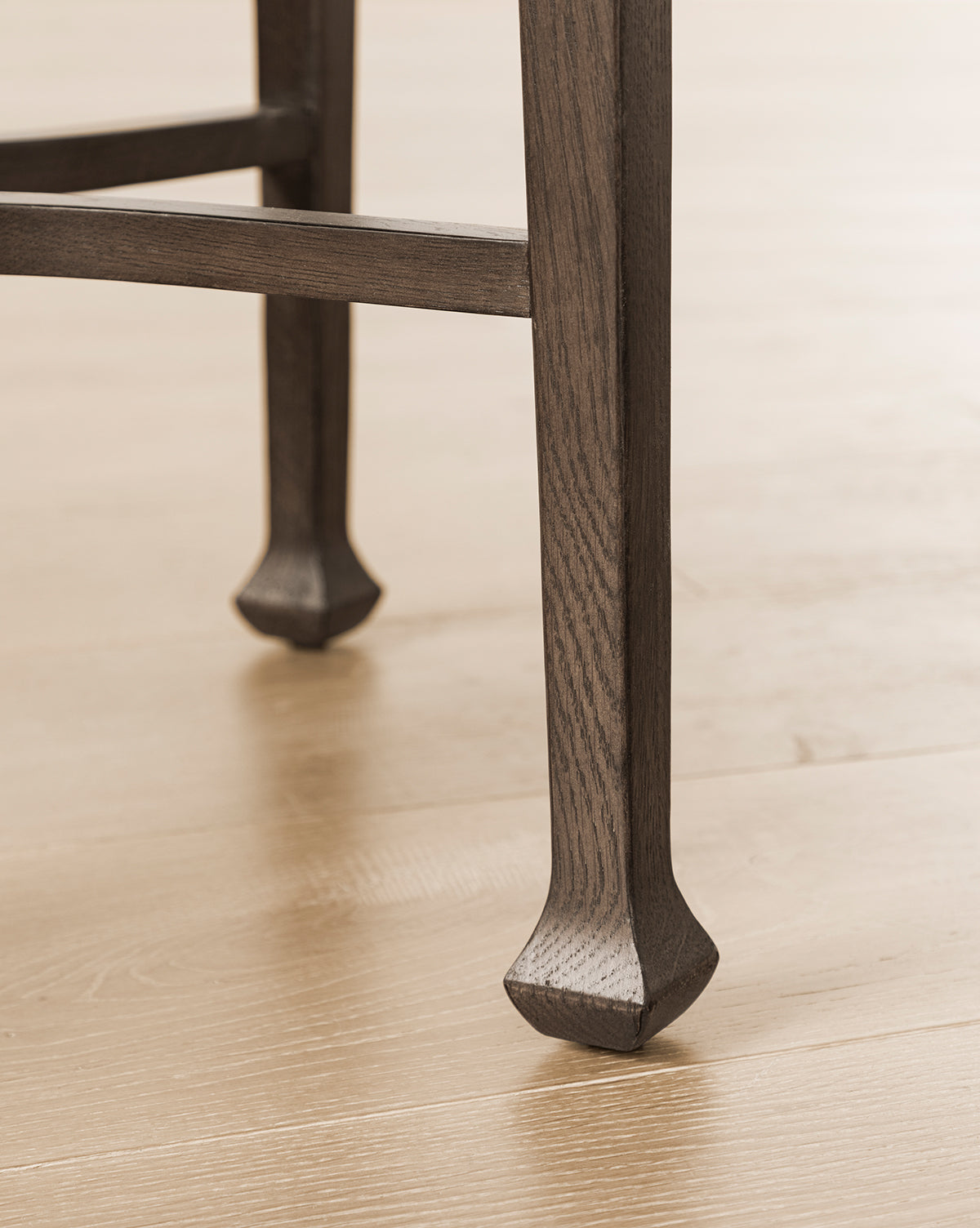 Guéridon moderne en bois au design polyvalent pour le salon