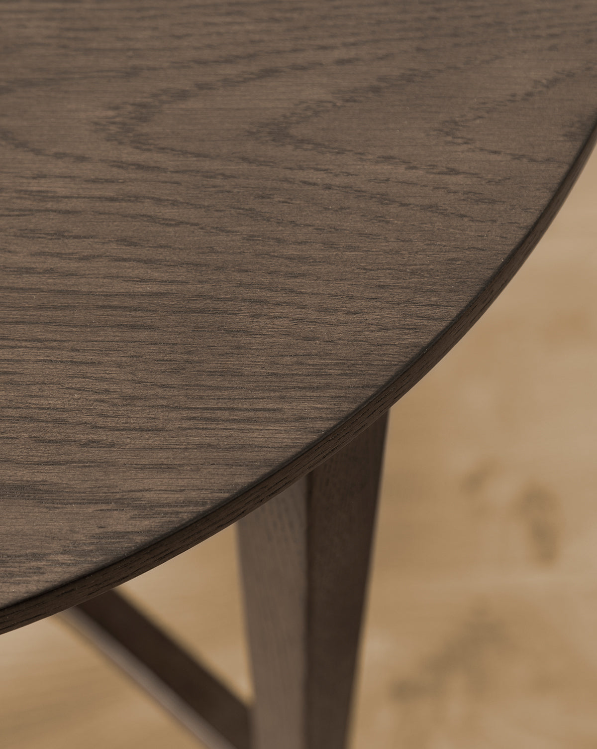 Guéridon moderne en bois au design polyvalent pour le salon
