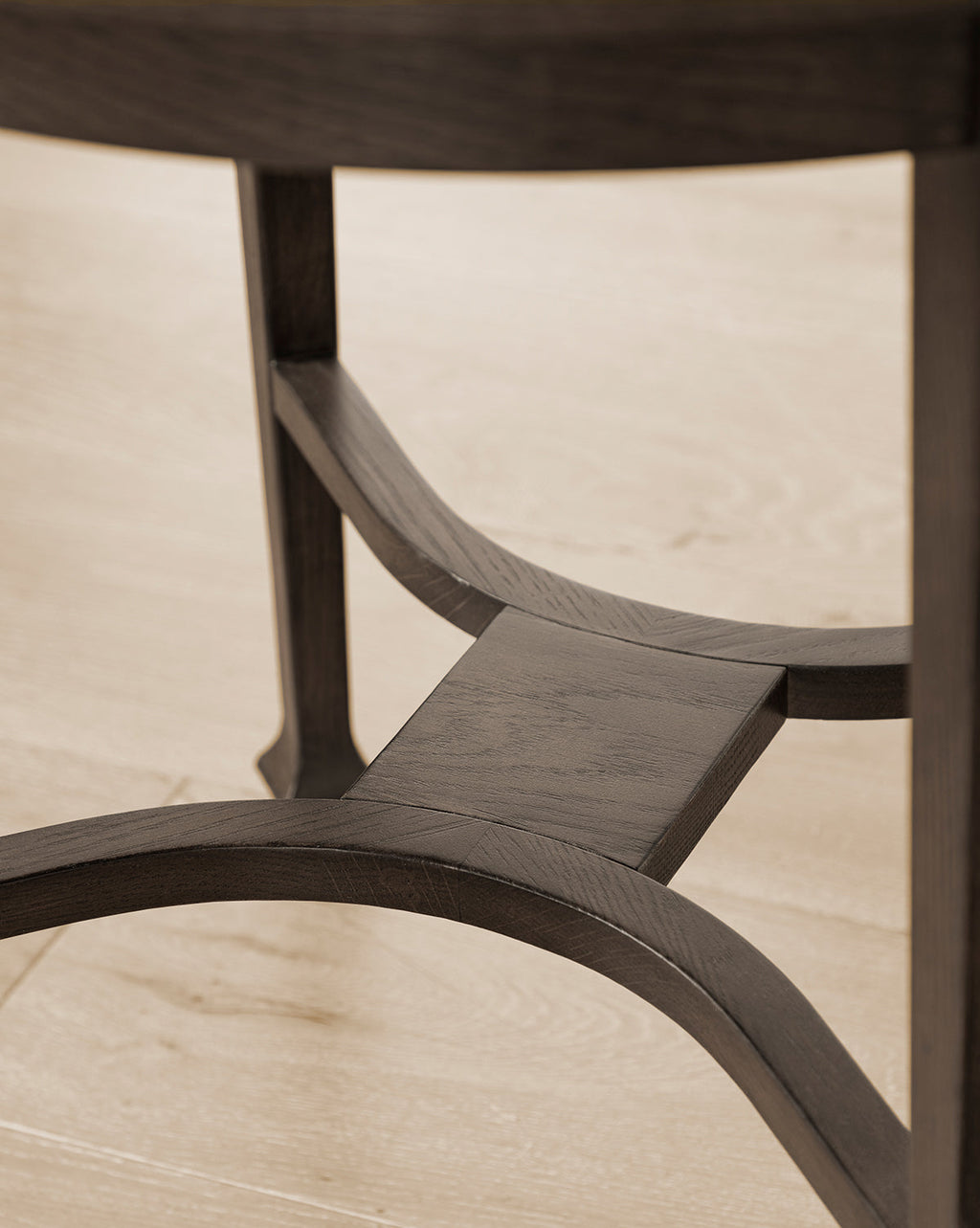 Guéridon moderne en bois au design polyvalent pour le salon