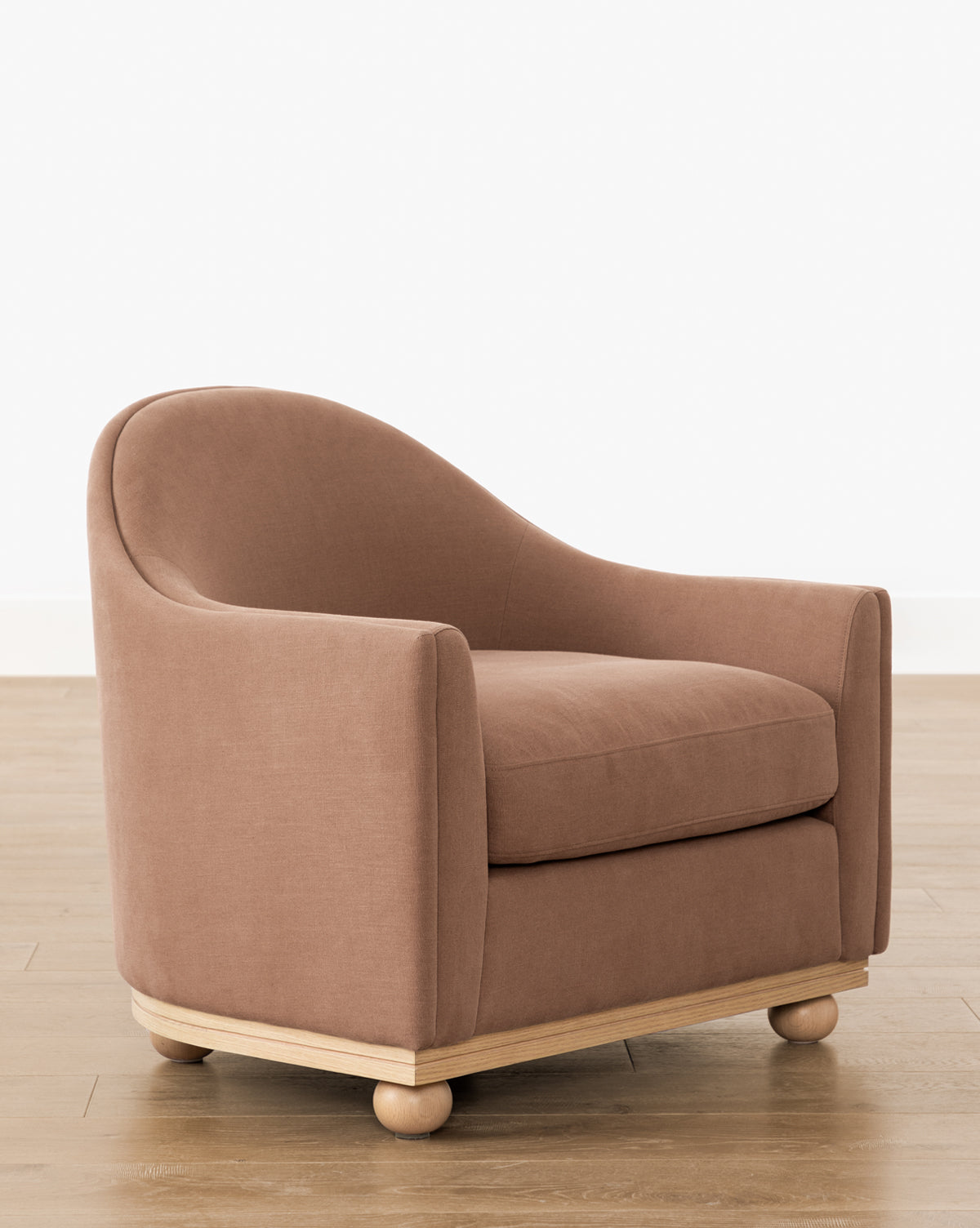 Chaise longue luxueuse en duvet et plumes avec cadre de fabrication artisanale et pieds boule pour le salon