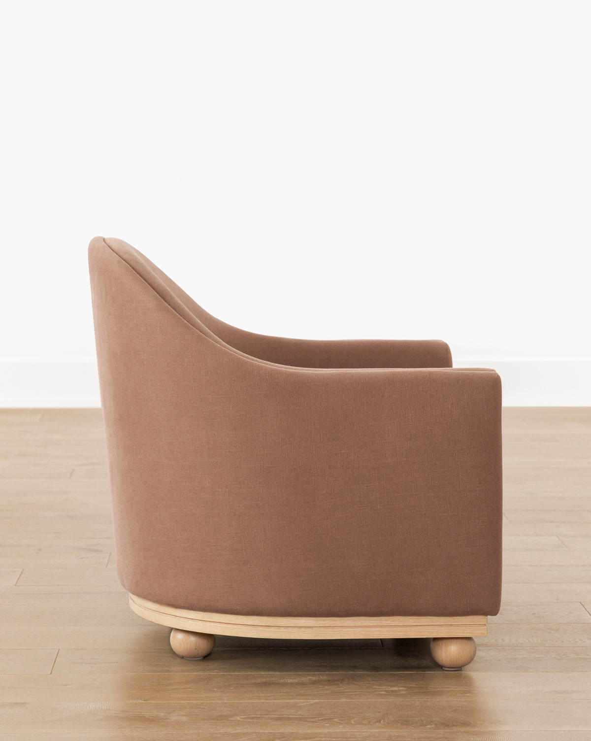 Chaise longue luxueuse en duvet et plumes avec cadre de fabrication artisanale et pieds boule pour le salon