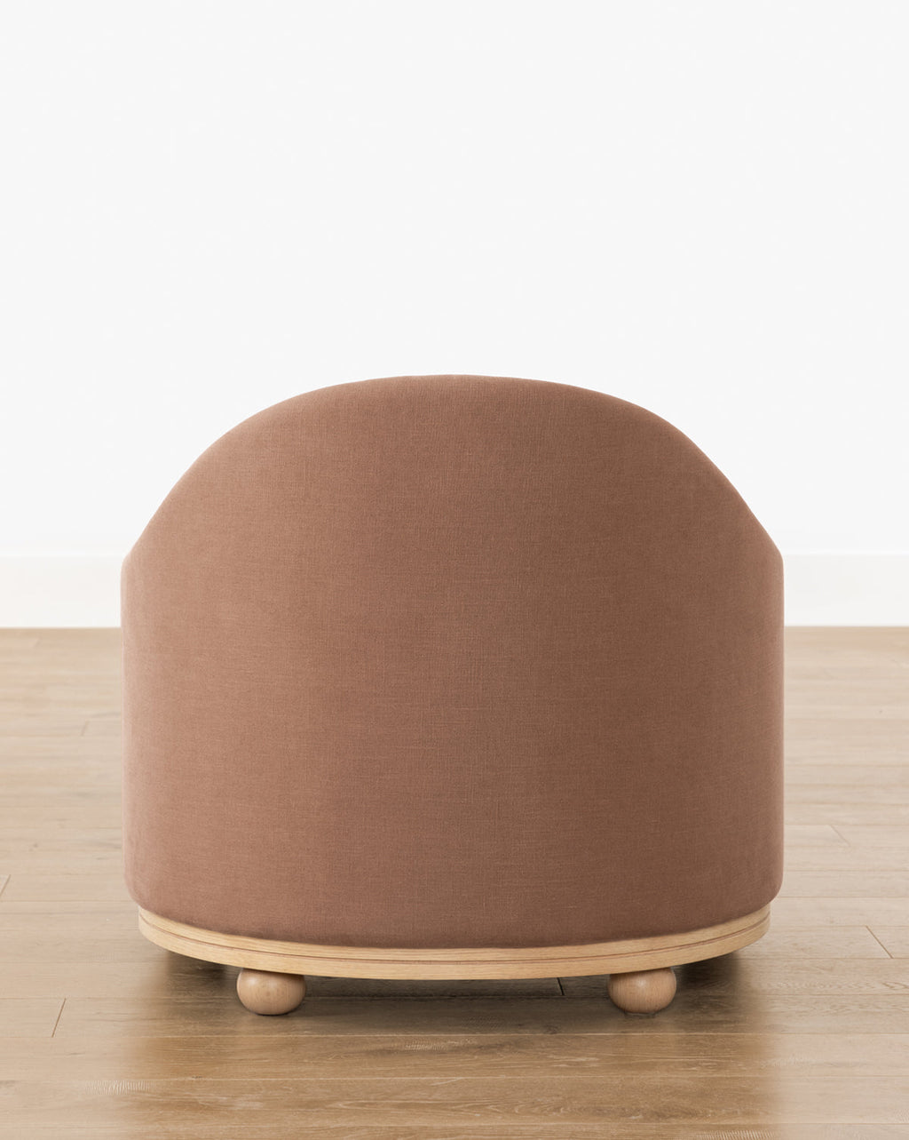 Chaise longue luxueuse en duvet et plumes avec cadre de fabrication artisanale et pieds boule pour le salon