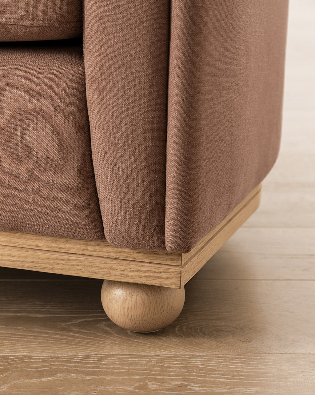Chaise longue luxueuse en duvet et plumes avec cadre de fabrication artisanale et pieds boule pour le salon