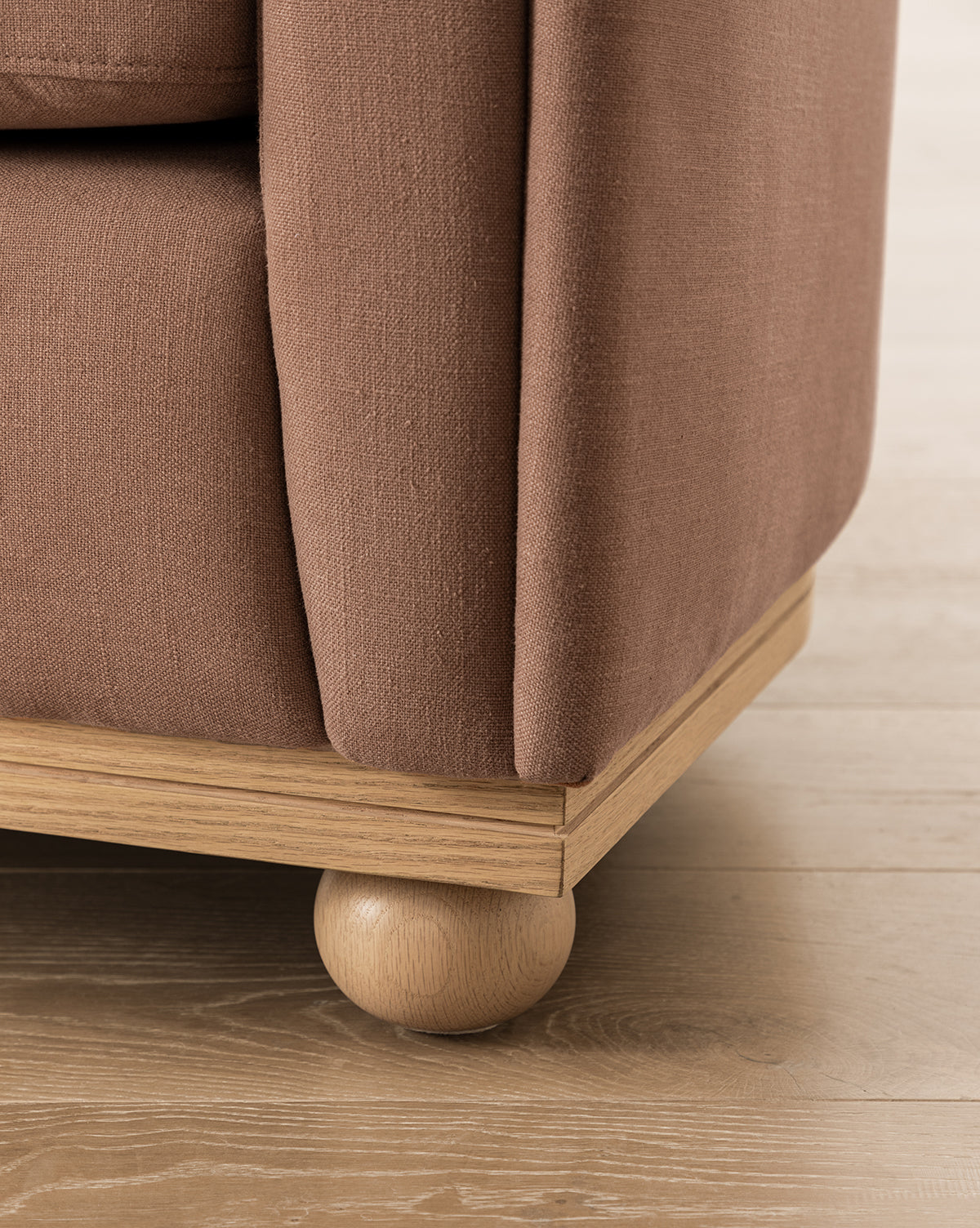 Chaise longue luxueuse en duvet et plumes avec cadre de fabrication artisanale et pieds boule pour le salon