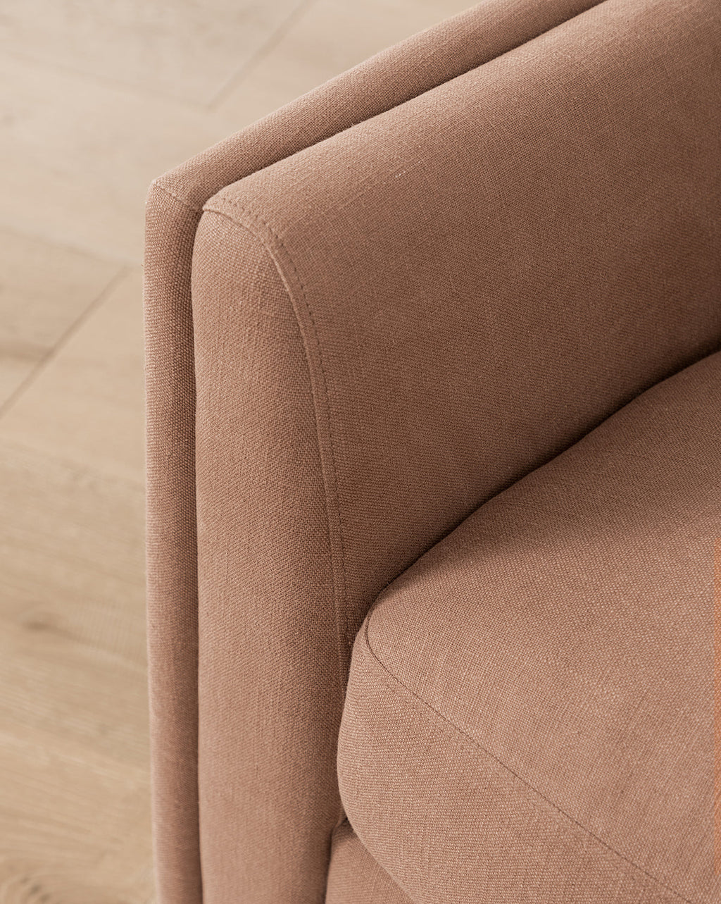 Chaise longue luxueuse en duvet et plumes avec cadre de fabrication artisanale et pieds boule pour le salon
