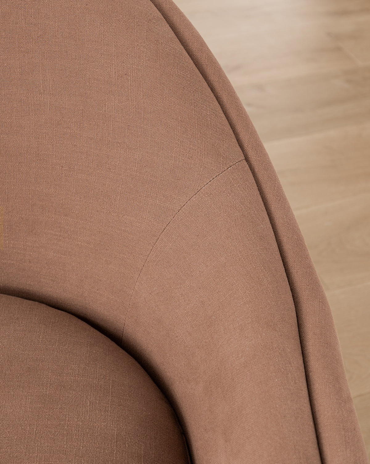 Chaise longue luxueuse en duvet et plumes avec cadre de fabrication artisanale et pieds boule pour le salon
