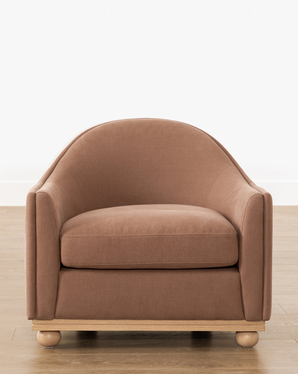 Chaise longue luxueuse en duvet et plumes avec cadre de fabrication artisanale et pieds boule pour le salon