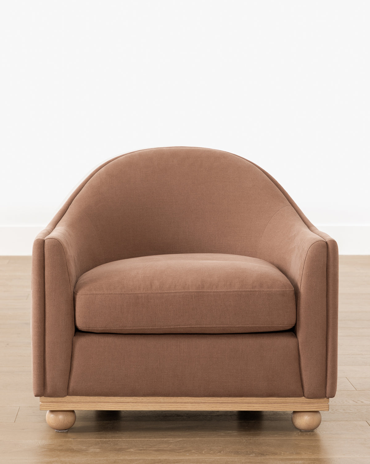 Chaise longue luxueuse en duvet et plumes avec cadre de fabrication artisanale et pieds boule pour le salon