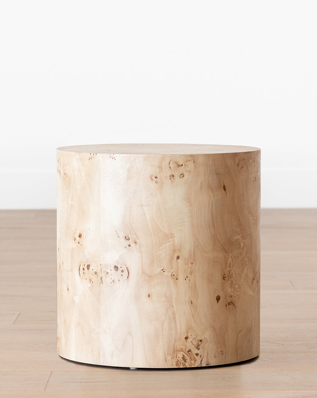 Table d'appoint organique en loupe de bois avec grain naturel et caractère unique pour salon