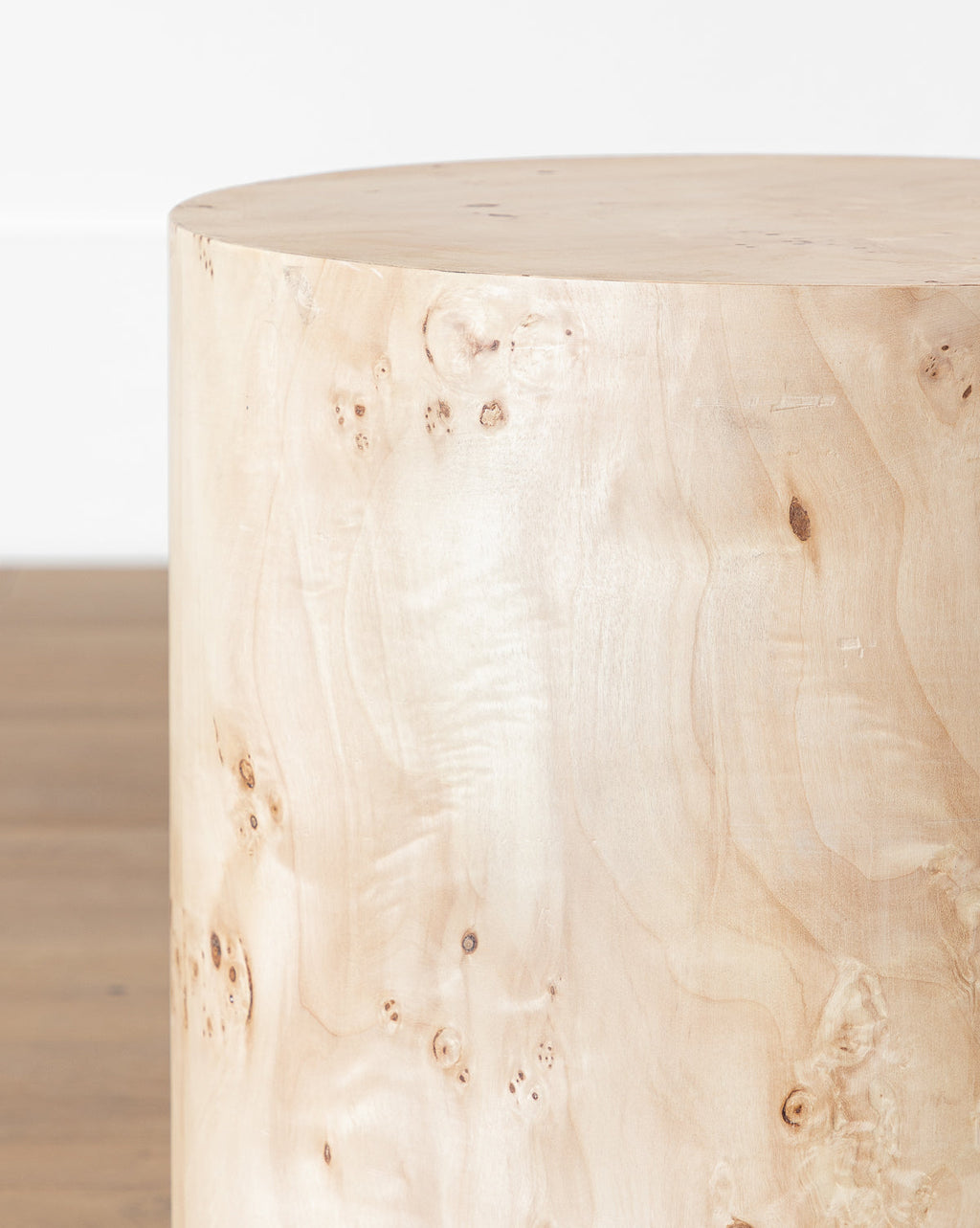 Table d'appoint organique en loupe de bois avec grain naturel et caractère unique pour salon