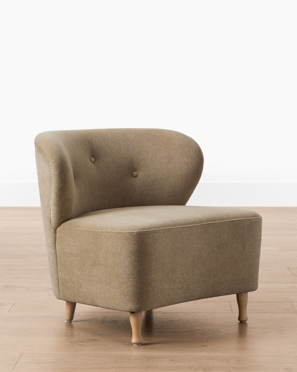 Chaise crapaud rembourrée traditionnelle avec dossier arrondi capitonné et pieds en chêne rouge pour salon