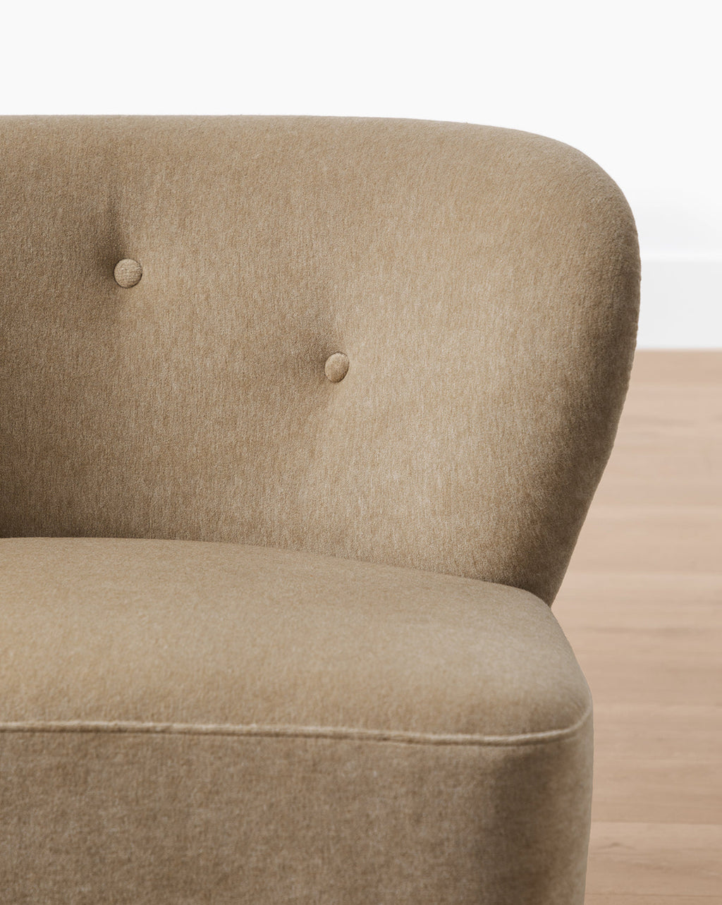 Chaise crapaud rembourrée traditionnelle avec dossier arrondi capitonné et pieds en chêne rouge pour salon