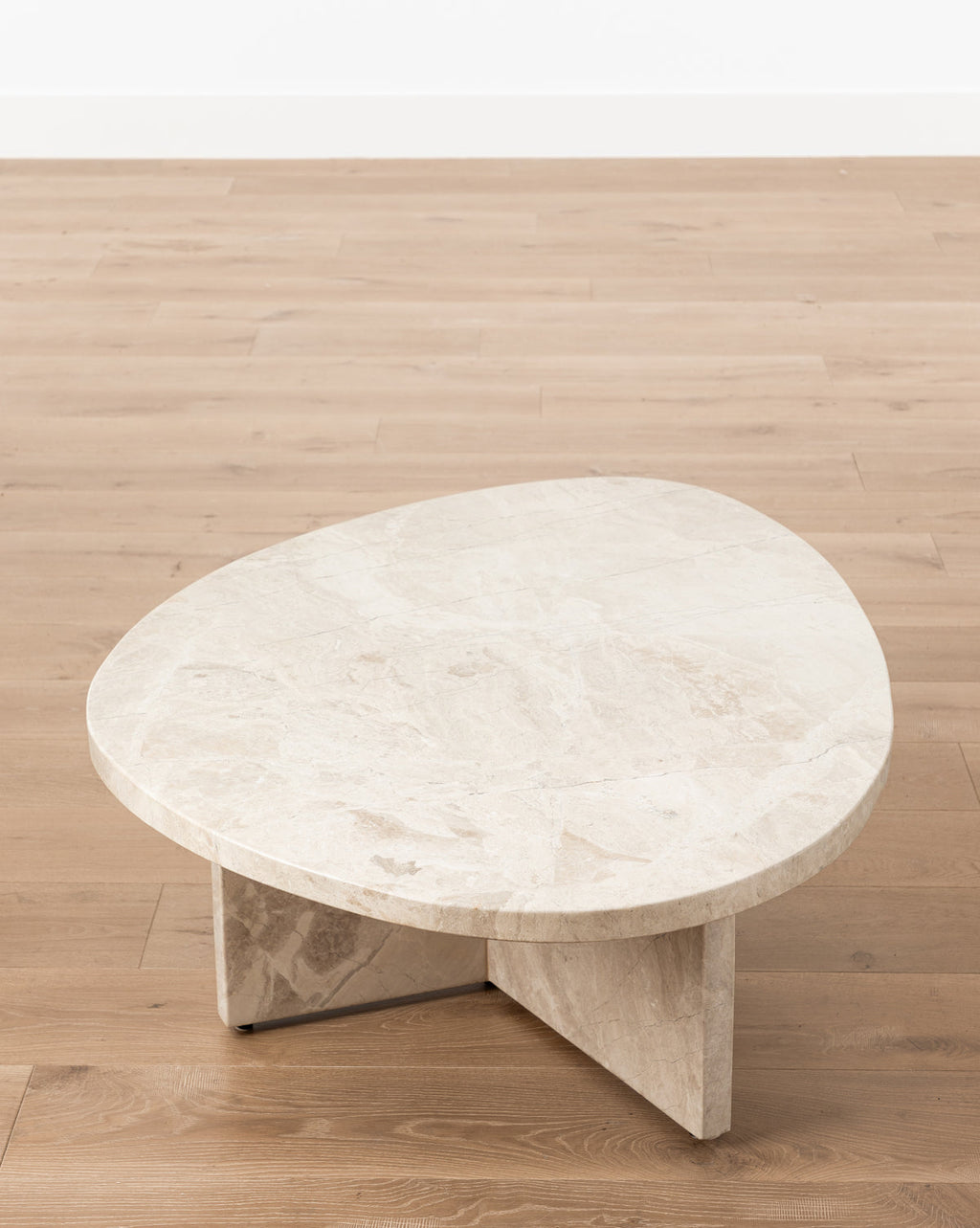 Table basse en marbre turc moderne avec forme organique arrondie pour le salon