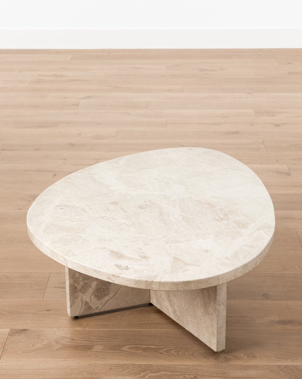 Table basse en marbre turc moderne avec forme organique arrondie pour le salon