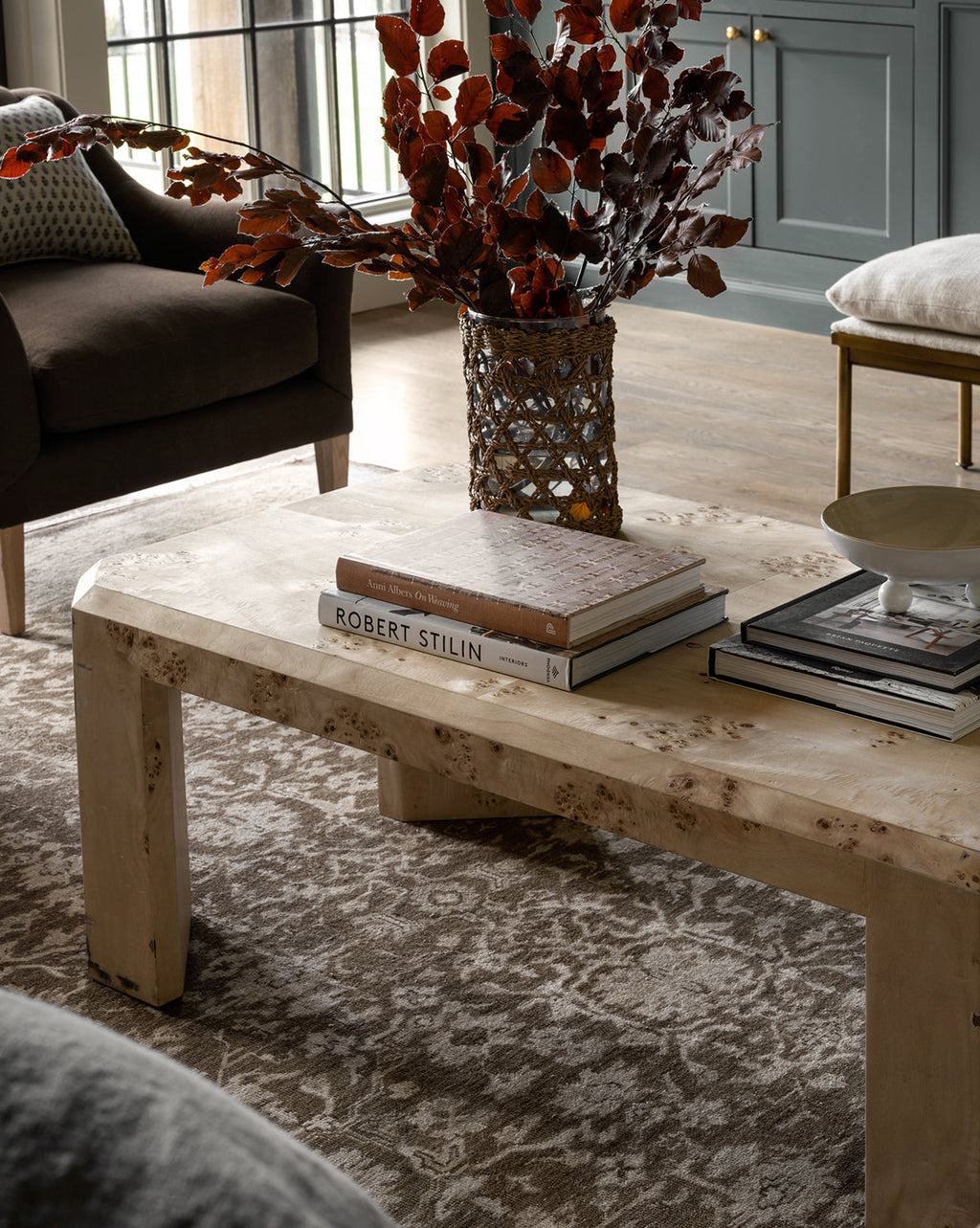 Table basse en bois de loupe organique avec grain naturel et construction géométrique pour salon