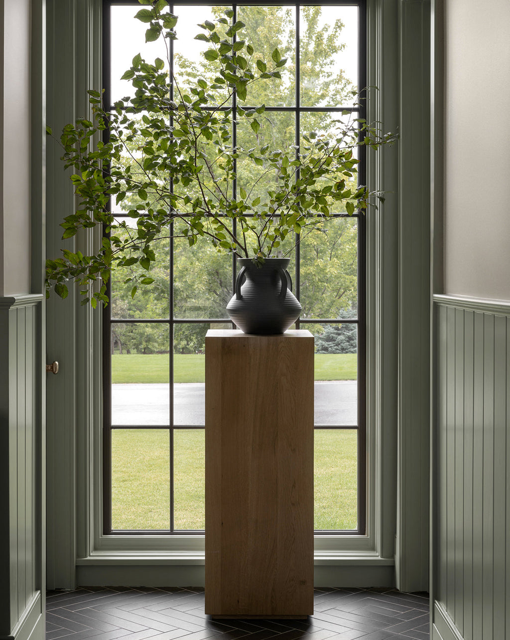 Piédestal en bois moderne avec forme sculpturale pour salon