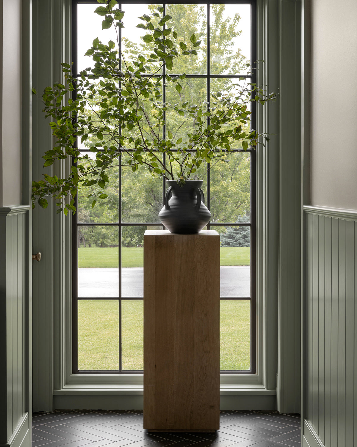 Piédestal en bois moderne avec forme sculpturale pour salon