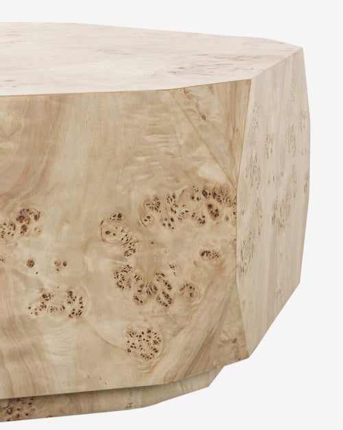 Table basse contemporaine en loupe de peuplier avec texture riche et présence audacieuse pour le salon