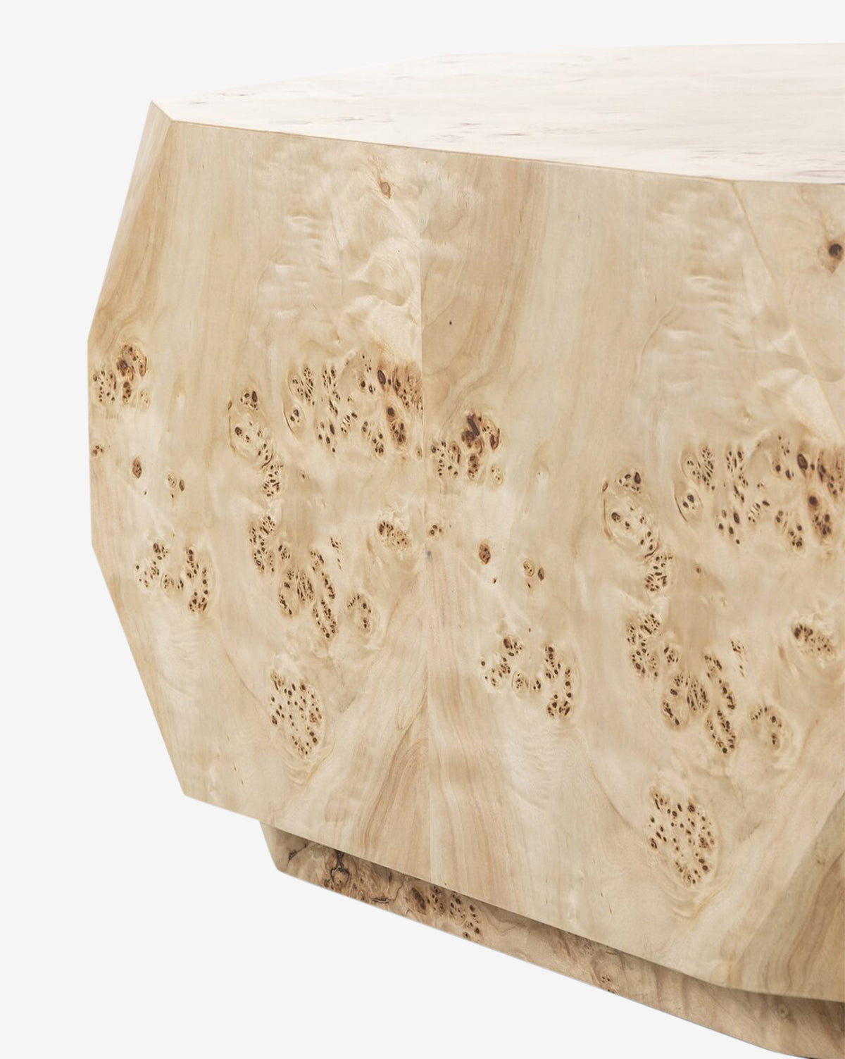 Table basse contemporaine en loupe de peuplier avec texture riche et présence audacieuse pour le salon