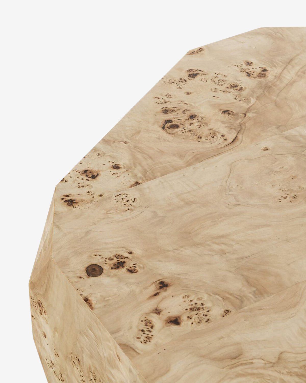 Table basse contemporaine en loupe de peuplier avec texture riche et présence audacieuse pour le salon