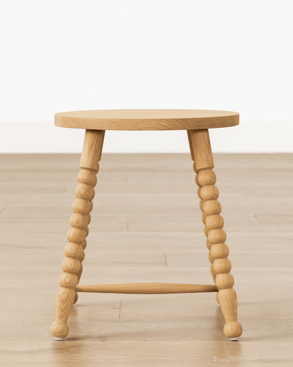 Table d'appoint moderne en bois avec silhouette élégante pour salon