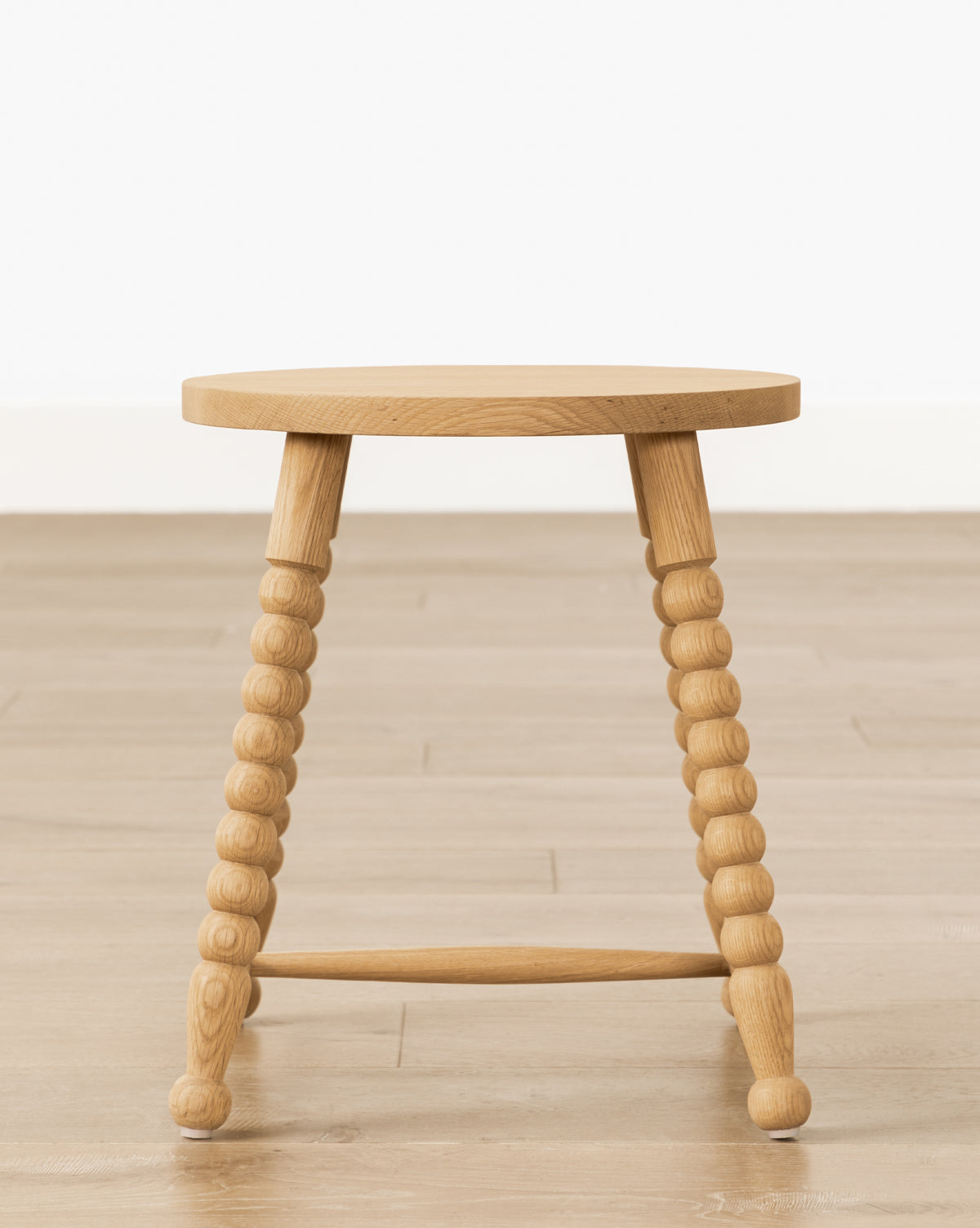 Table d'appoint moderne en bois avec silhouette élégante pour salon