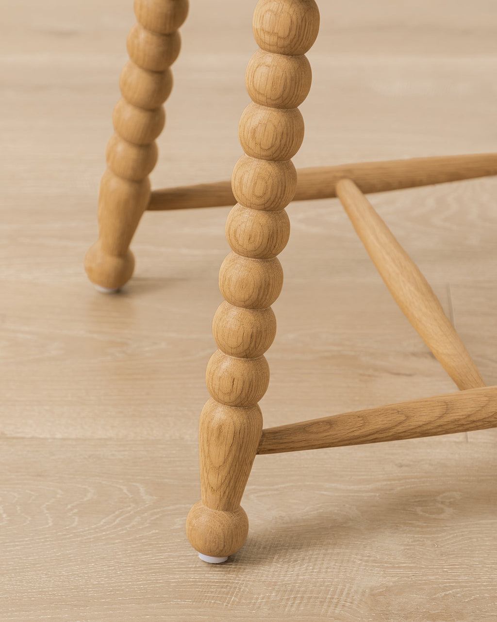 Table d'appoint moderne en bois avec silhouette élégante pour salon