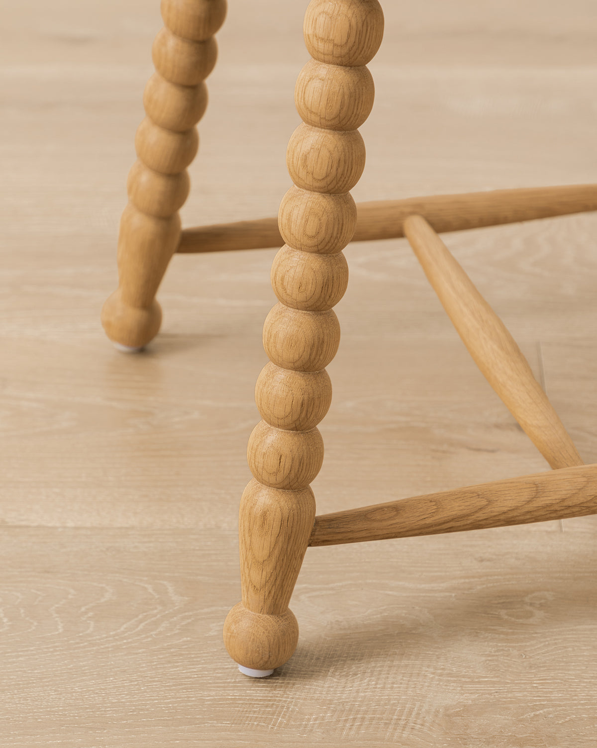 Table d'appoint moderne en bois avec silhouette élégante pour salon