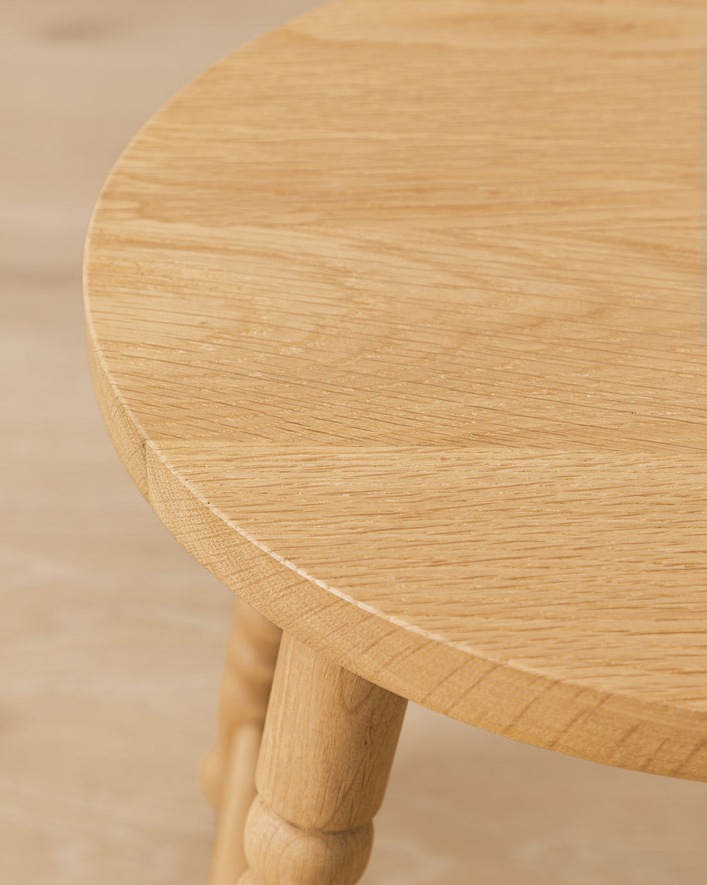 Table d'appoint moderne en bois avec silhouette élégante pour salon