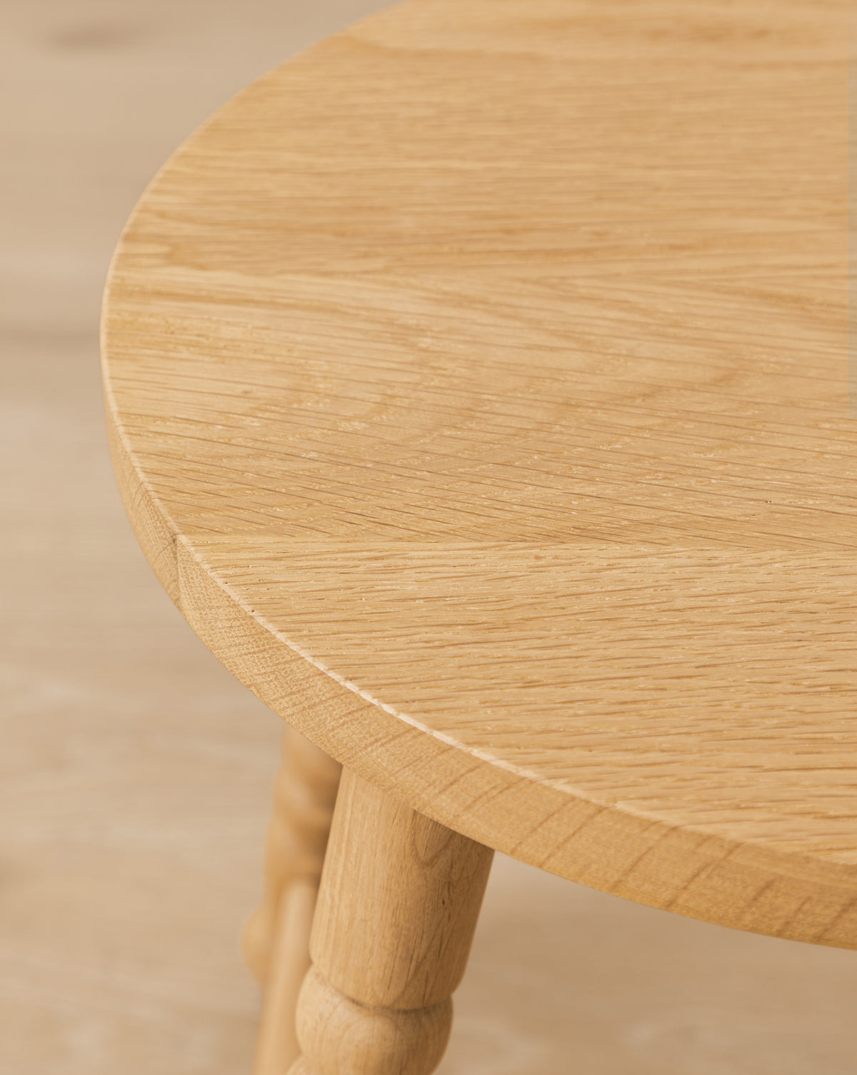 Table d'appoint moderne en bois avec silhouette élégante pour salon