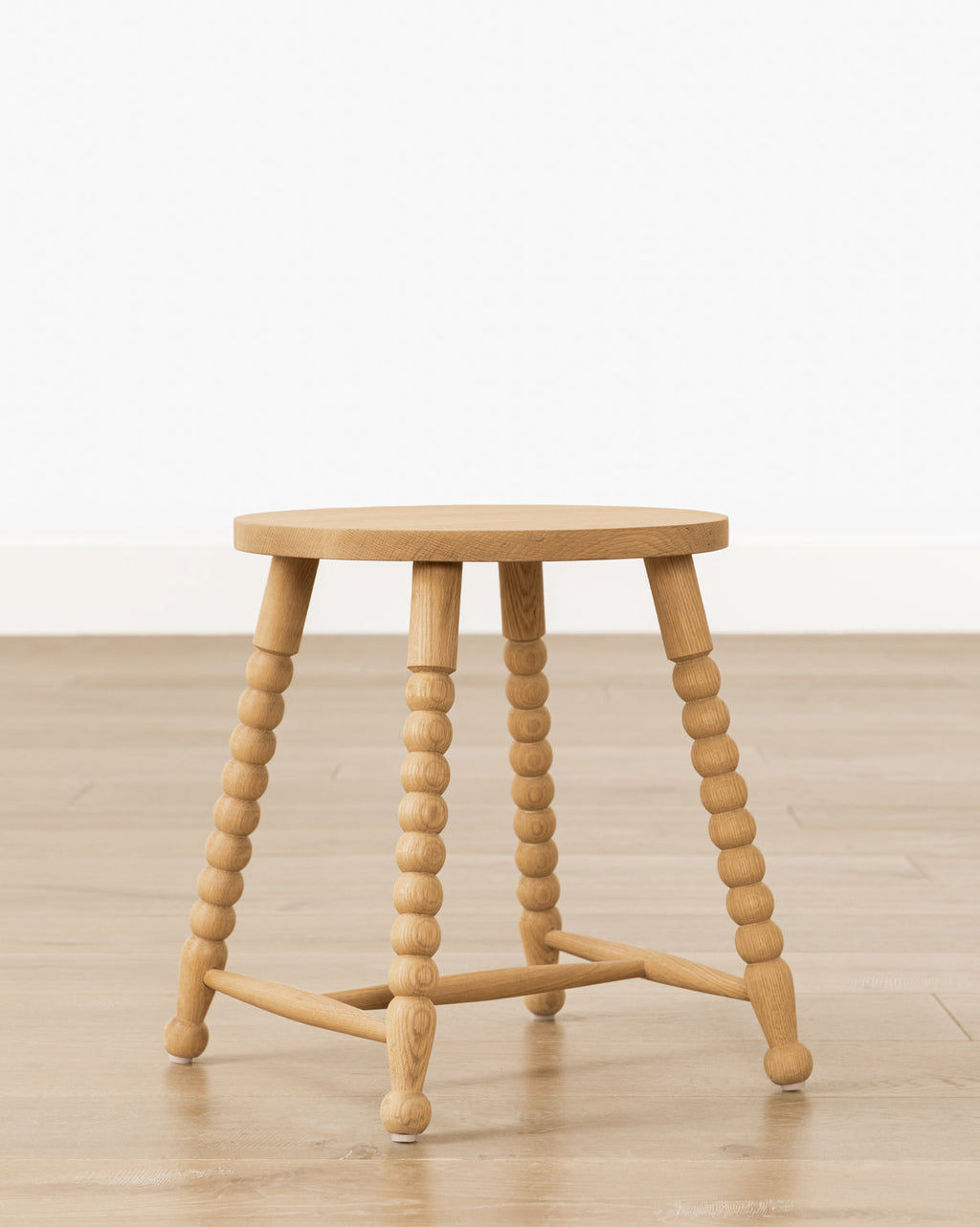 Table d'appoint moderne en bois avec silhouette élégante pour salon