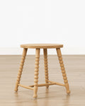 Table d'appoint moderne en bois avec silhouette élégante pour salon