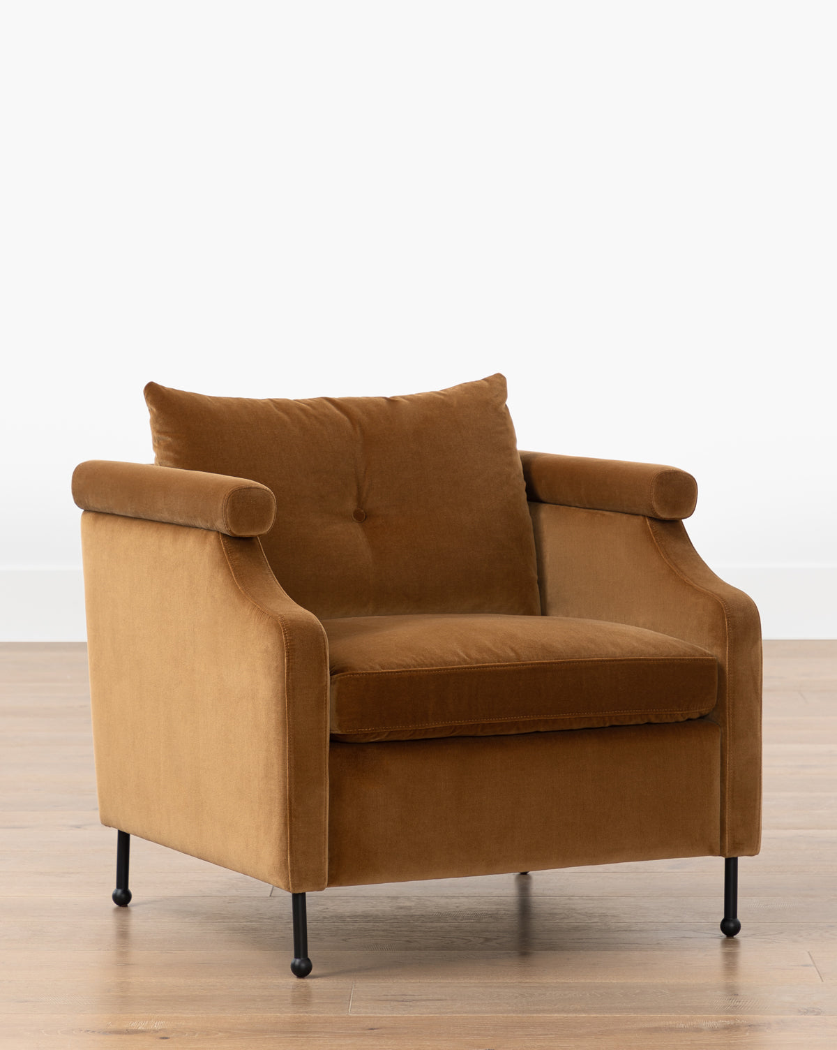 Fauteuil de salon contemporain en tissu, avec pieds en fer et accoudoirs crantés, pour le salon