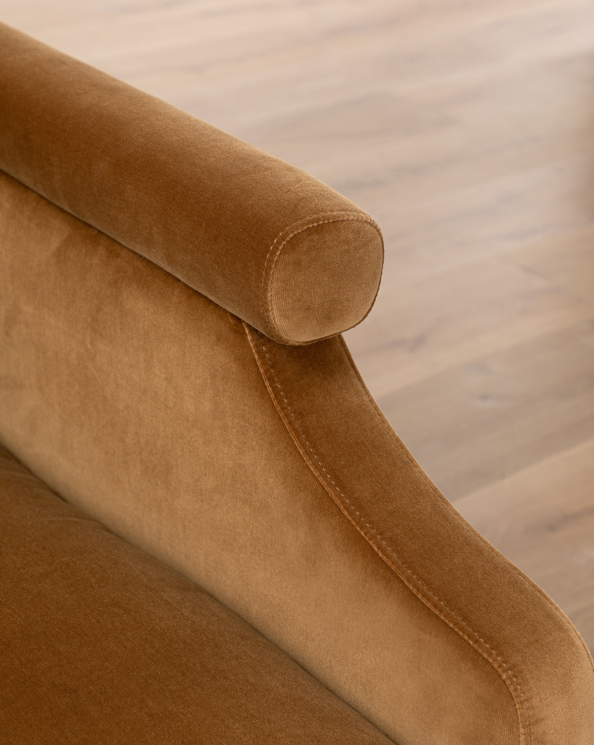 Fauteuil de salon contemporain en tissu, avec pieds en fer et accoudoirs crantés, pour le salon